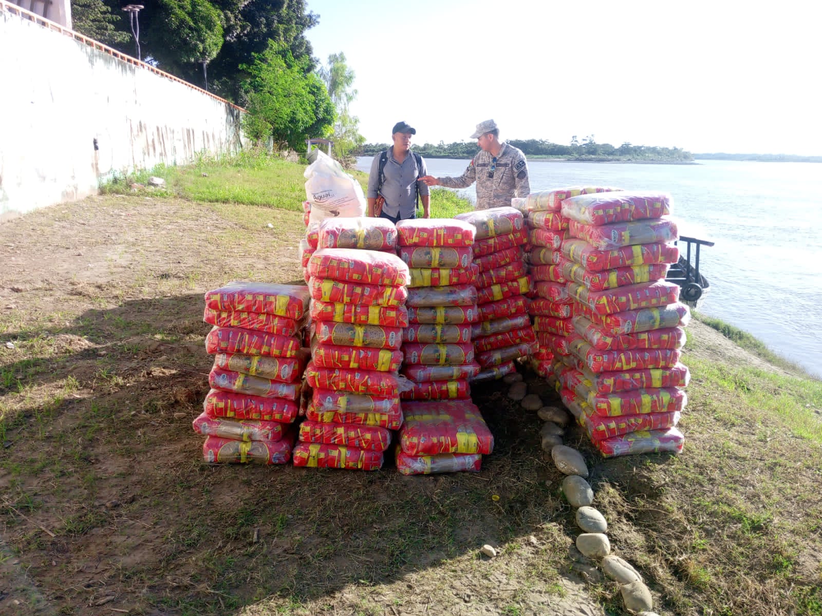 Armada Boliviana lleva 8 toneladas de ayuda humanitaria a comunidades inundadas en el Beni
