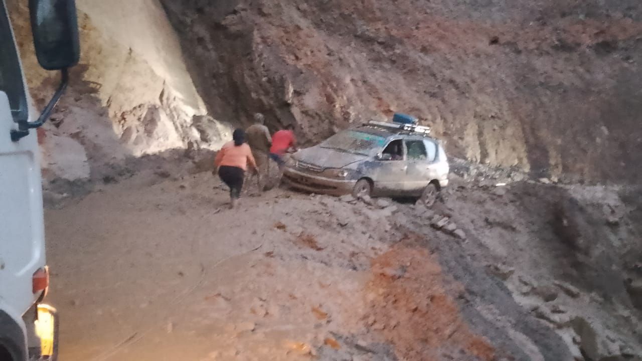 MOVILIDAD EN RIESGO DE SER ARRASTRADA POR MASAMORRA EN EL CRUCE DE CALZADA
