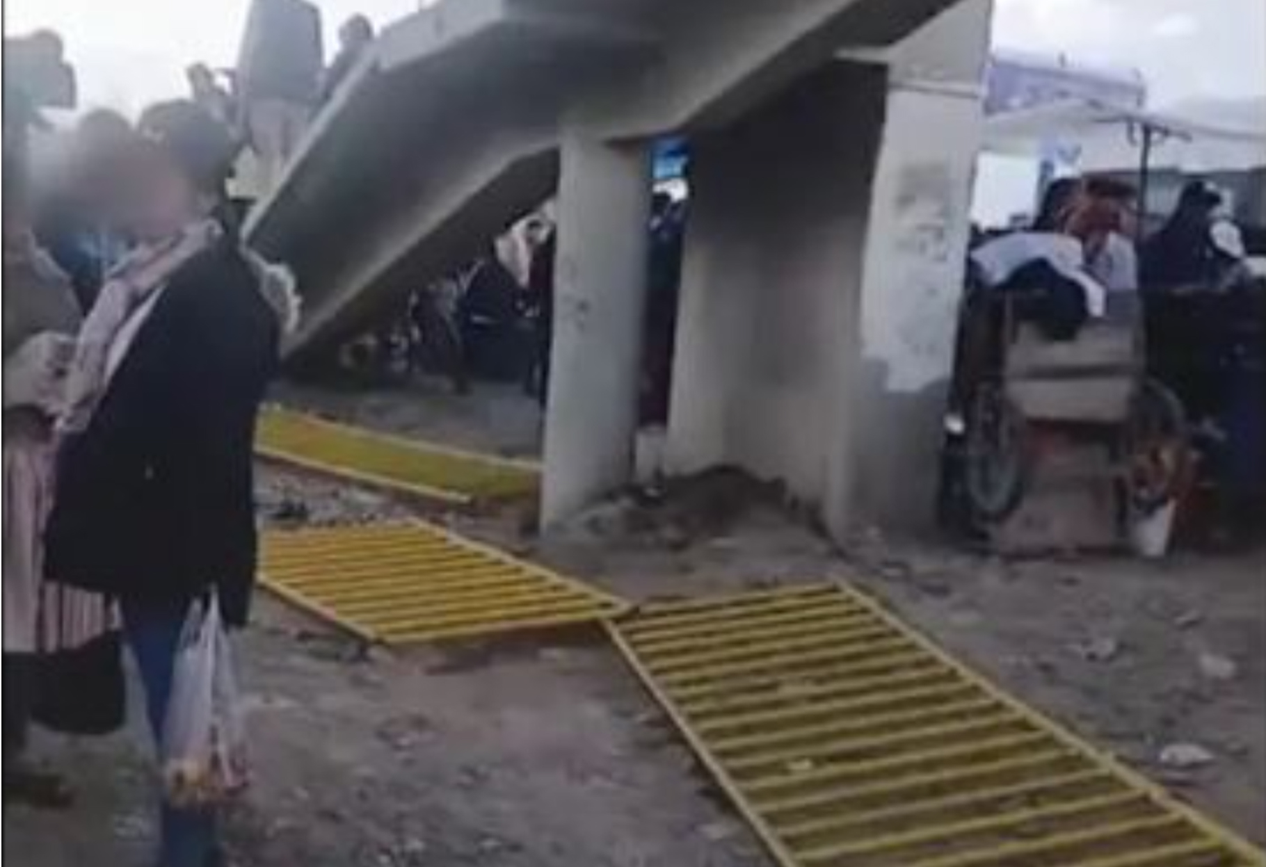 BARANDA DE PASARELA COLAPSA EN PLENA ENTRADA FOLCLÓRICA