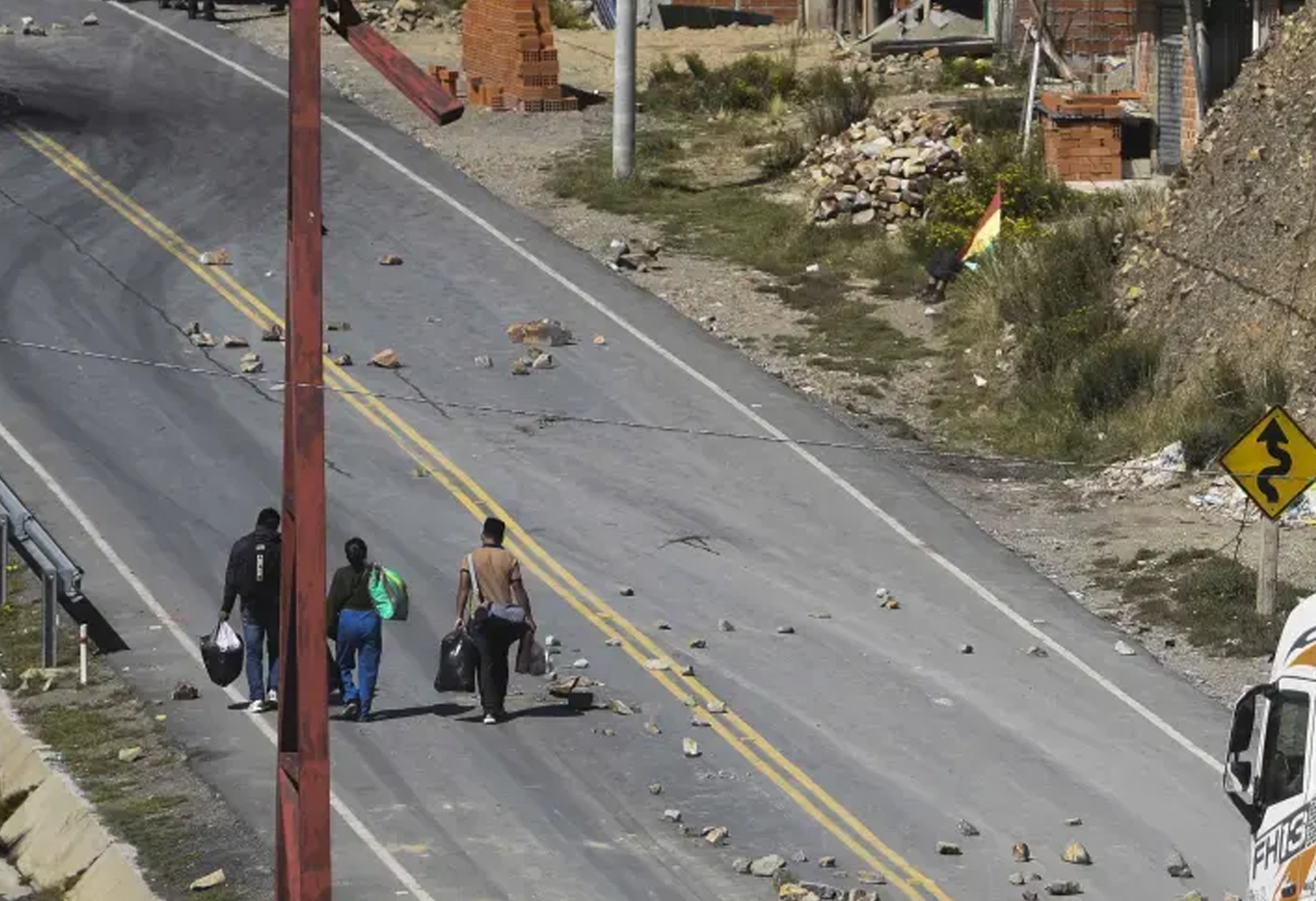 LA PAZ CERCADA: 67 BLOQUEOS GOLPEAN LA ECONOMÍA PACEÑA