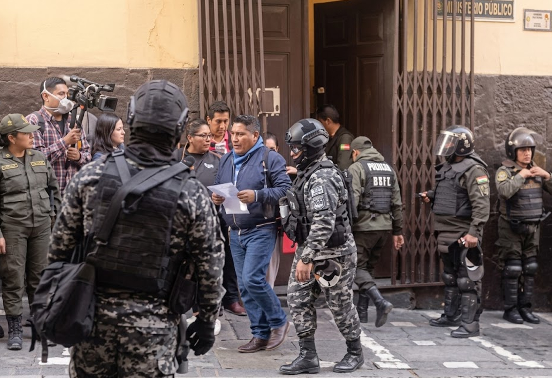INTERVENCIÓN POLICIAL DEJA 13 DETENIDOS VINCULADAS A LA COB TRAS RETENCIÓN DE FUNCIONARIOS