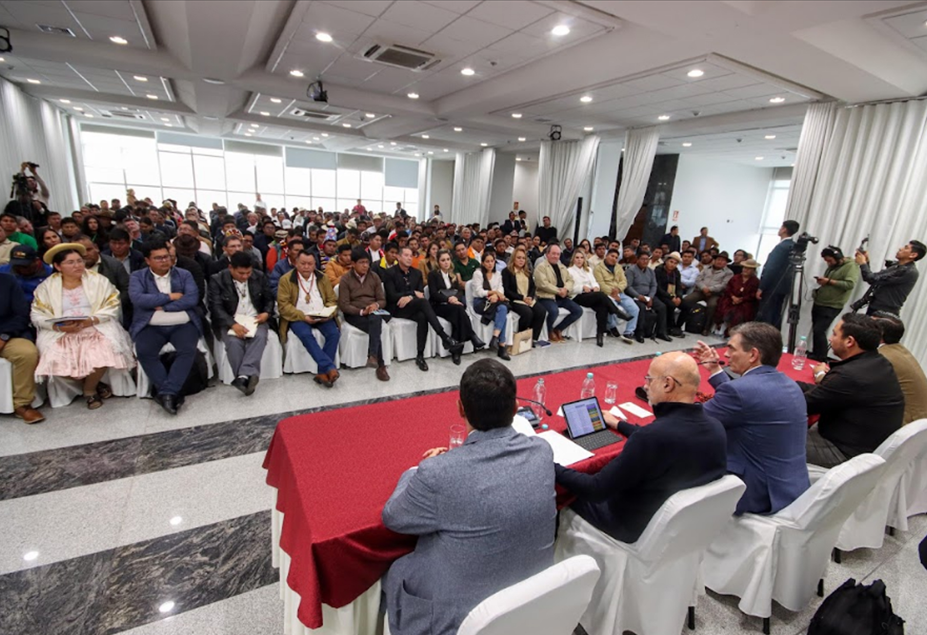 PAZ SE REUNIÓ CON 286 ALCALDES Y PIDE TRABAJAR SIN COLORES POLÍTICOS