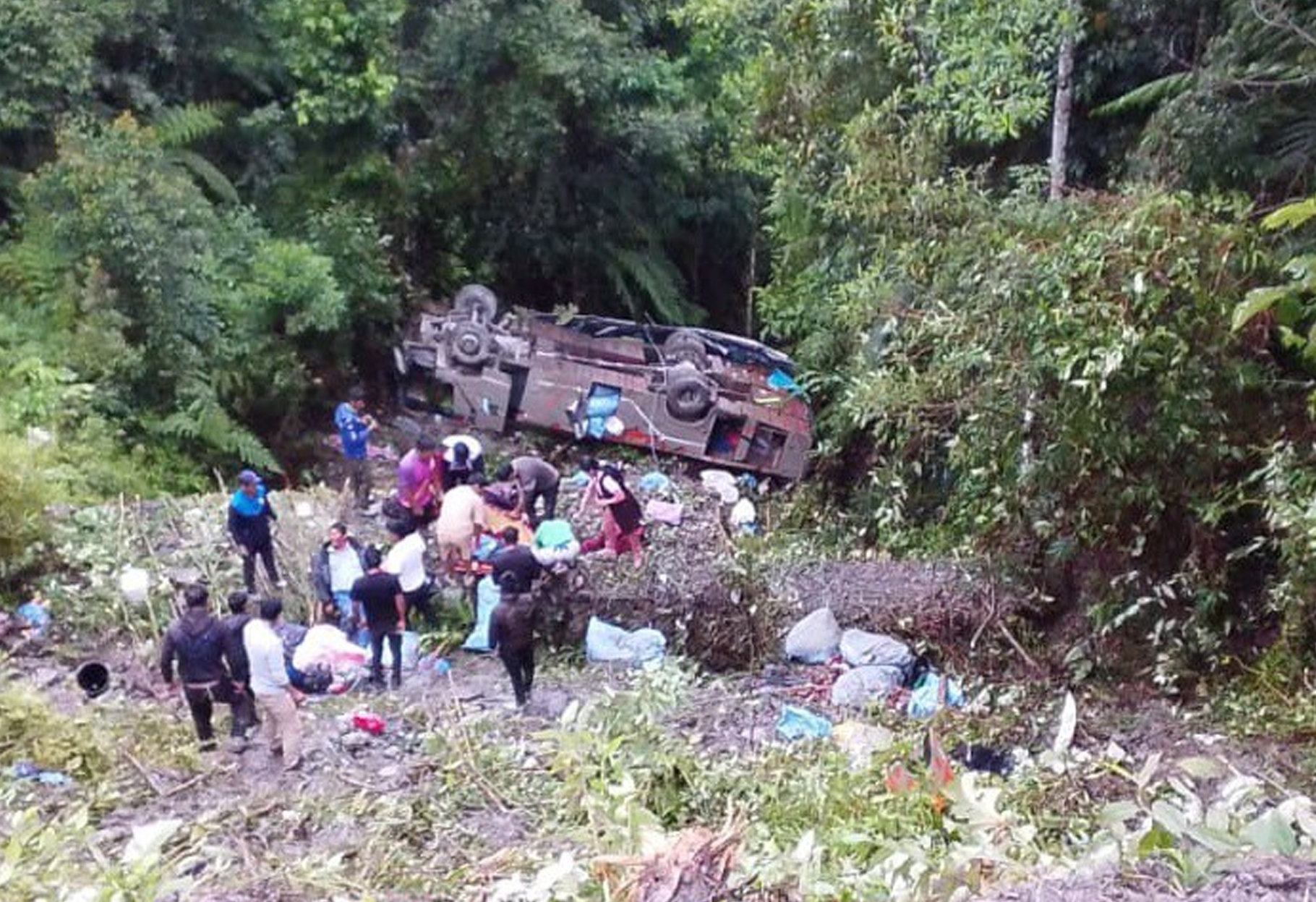 FATAL ACCIDENTE EN LA RUTA LA PAZ-APOLO: SEIS FALLECIDOS Y MÁS DE UNA DECENA DE HERIDOS