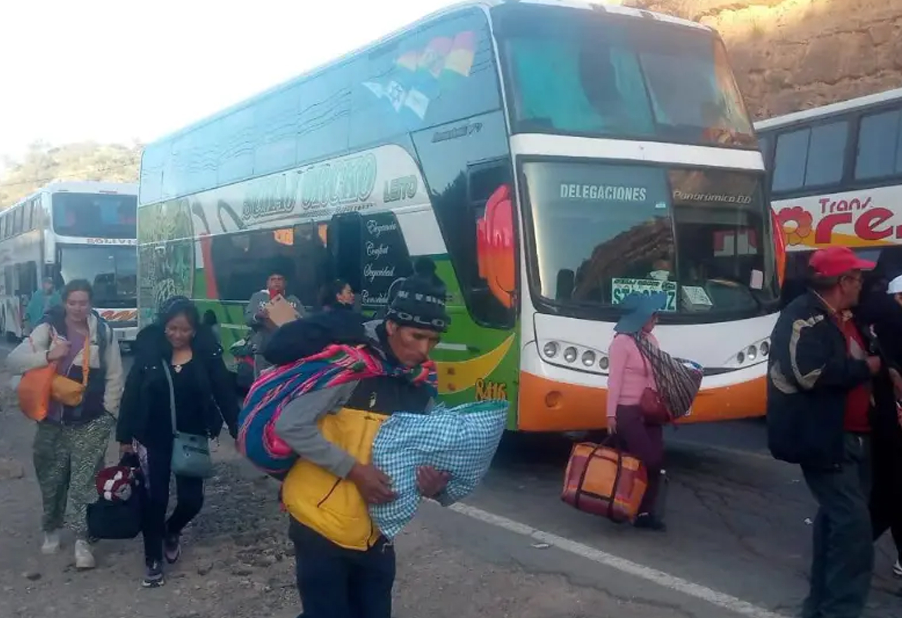 TERMINALES DE LA PAZ, EL ALTO Y ORURO FRENAN SALIDAS HACIA EL VALLE