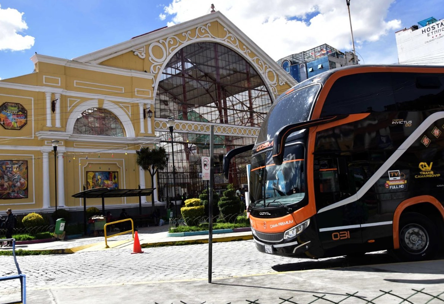 BLOQUEOS EN EL ALTO PARALIZAN SALIDAS DE LA TERMINAL DE BUSES DE LA PAZ