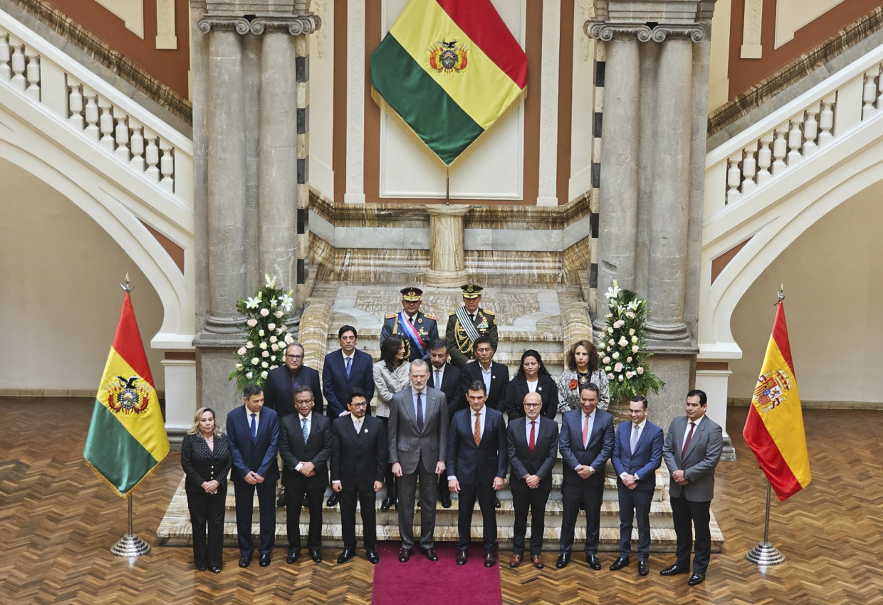EL REY DE ESPAÑA LLEGA A PALACIO QUEMADO PARA REUNIRSE CON RODRIGO PAZ
