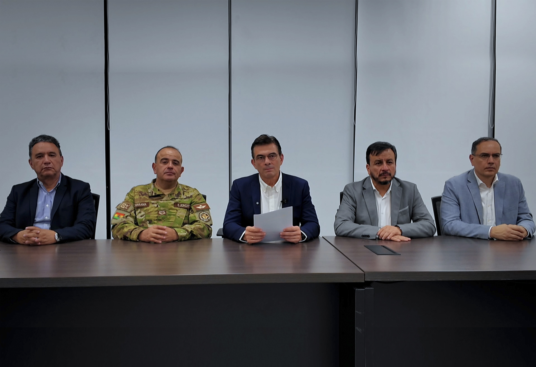 PRESIDENTE PAZ DESPLIEGA A LAS FF.AA. PARA RESGUARDAR PLANTAS YPFB