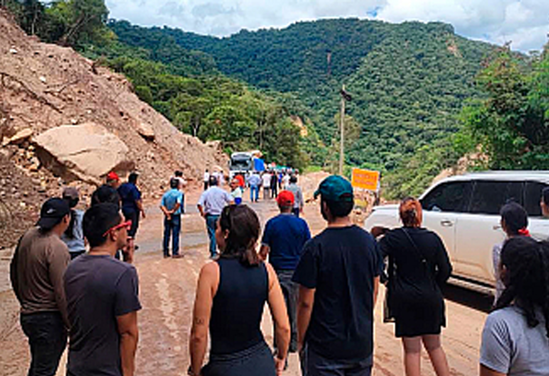 TRAGEDIA EN LA RUTA A LOS VALLES CRUCEÑOS: PIEDRA IMPACTA BUS Y DEJA UN FALLECIDO